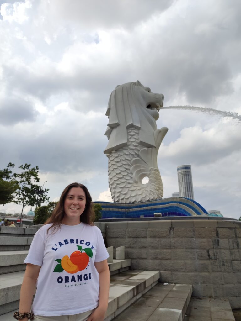 Tiani standing in front of the Merlion.